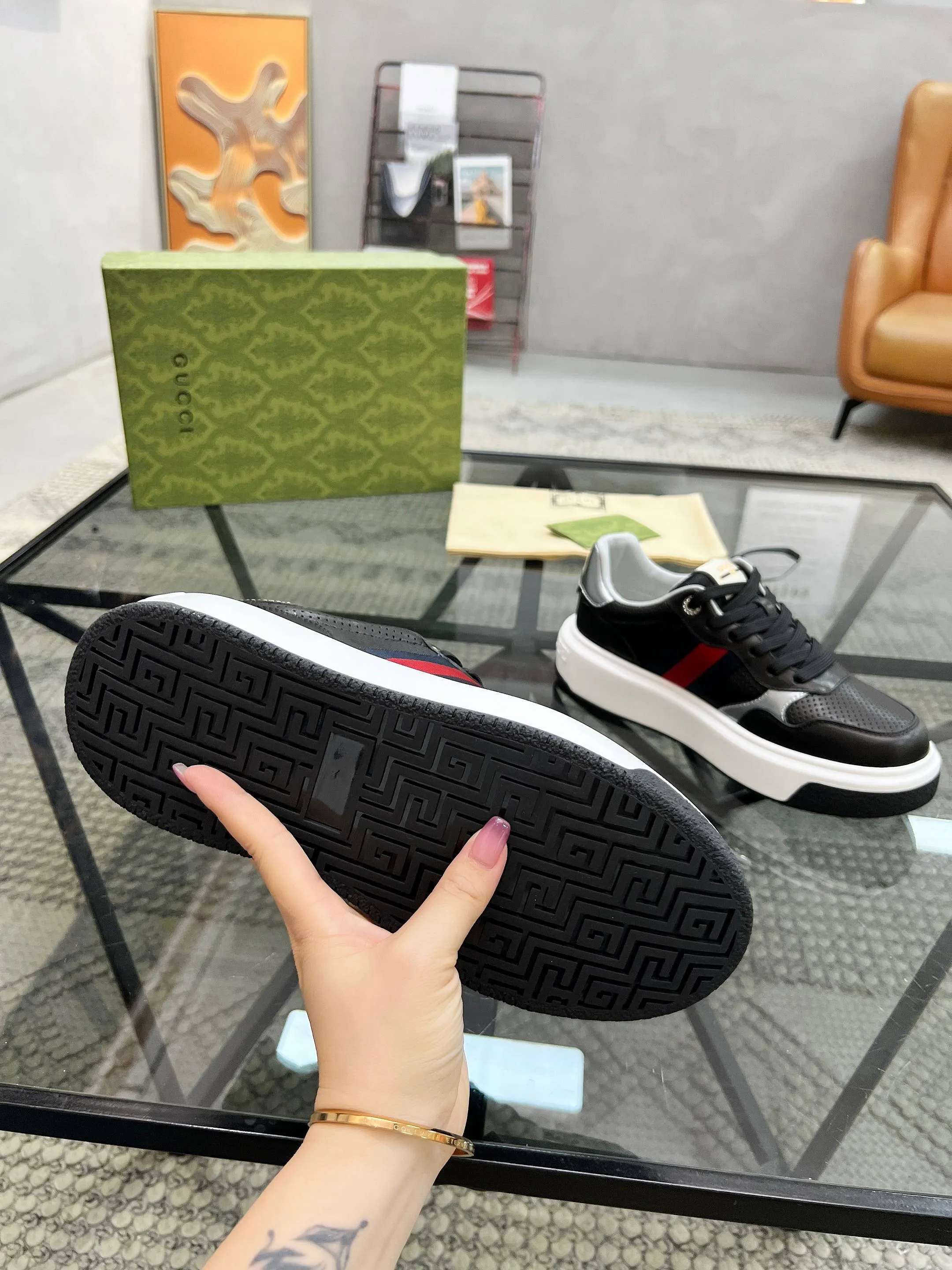 P460 new men's shoes GUCCI [Lightning] latest shoes are shipped. Original quality, fashionable, special materials, sheepskin lining, new packaging. The foot feels super comfortable and the workmanship is impeccable. Size: 38-45